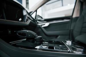 schwarzes Interieur. Nahaufnahme des Innenraums eines brandneuen modernen Luxusautos foto