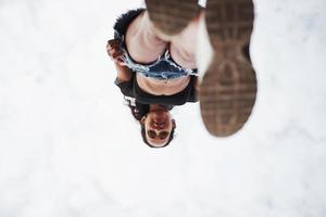 Frau in Freizeitkleidung steht tagsüber auf Glas foto