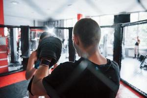 hinter dem Zaun. sportliche Jugendliche beim Sparring am Boxring foto