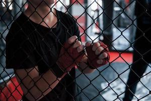 eine Pause machen. sportler am boxring haben übung. an den Zaun gelehnt foto