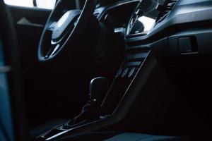 Frontplatte des Luxus-Neuwagens im Automobilsalon. schwarzes Interieur foto