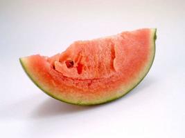 Wassermelonenscheibe auf weißem Hintergrund foto