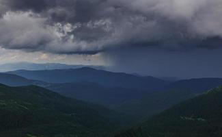 große Wolken. majestätische Karpaten. schöne Landschaft. atemberaubender Ausblick foto