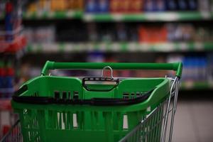 grünes einkaufsauto im modernen markt. Technik der Bildfokussierung foto