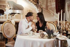 bereit für einen Kuss. Schönes Paar hat abends ein romantisches Abendessen im Luxusrestaurant foto