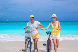Paar mit Fahrrädern am Strand foto
