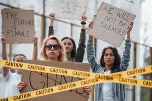 unzufriedene Menschen. Eine Gruppe feministischer Frauen protestiert im Freien für ihre Rechte foto