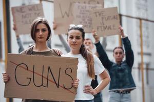 Wir erlauben keine Waffen. Eine Gruppe feministischer Frauen protestiert im Freien für ihre Rechte foto