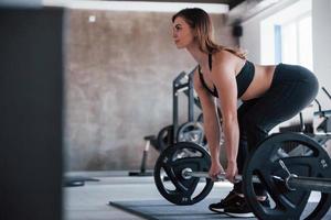 kein Schmerz kein Gewinn. Foto einer wunderschönen blonden Frau im Fitnessstudio an ihrer Wochenendzeit