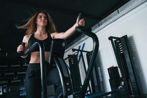 teure Ausrüstung. Foto einer wunderschönen blonden Frau im Fitnessstudio an ihrer Wochenendzeit