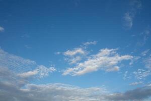 blauer Himmel mit Wolken foto