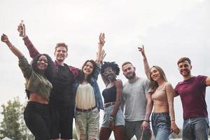 Foto zur Erinnerung. gruppe von menschen picknickt am strand. Freunde haben Spaß am Wochenende