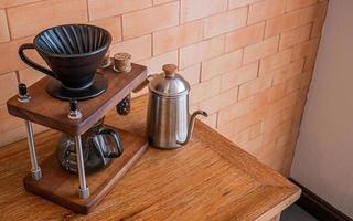 die kaffeeausrüstung auf holztisch für essen oder heißes getränkekonzept foto
