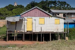 manacapuru, amazonas, brasilien 18. november 2022 alte holzhäuser, die in der amazonasregion von brasilien üblich sind foto