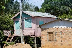 manacapuru, amazonas, brasilien 18. november 2022 alte holzhäuser, die in der amazonasregion von brasilien üblich sind foto