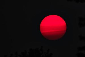 Lauffeuer dunstiger Sonnenuntergang mit dunklem Hintergrund foto