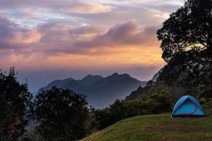 Berglandschaft und Zelt dramatischer Abendhimmel foto