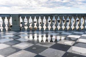 livorno, italien-27. november 2022-mascagni-terrasse, eine herrliche belvedere-terrasse mit schachbrettgepflasterter oberfläche, livorno, toskana, italien an einem sonnigen tag. foto