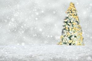 leerer weißer schnee mit unschärfe weihnachtsbaum mit bokeh hellem hintergrund foto