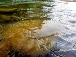 Der Flusslauf ist ruhig und sauber foto