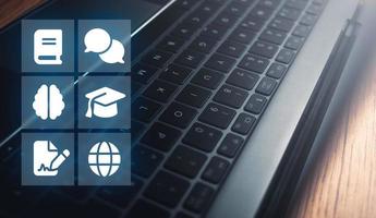 laptop-tastatur mit e-learning-symbolen und kopierraum. Online-Fernbildung. Webinar, Kurse, Seminar und Konferenz. foto