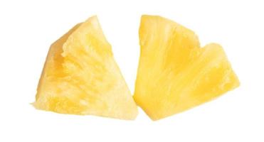 geschnittene Ananas auf weißem Hintergrund foto