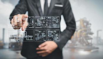 Rohrleitungs- und Instrumentendiagramm Systemsteuerungsingenieure inspizieren Herstellungsprozesse und arbeiten an holografischen Bildschirmen der Industrie, die verschiedene Rohrleitungs- und Steuerungssysteme innerhalb der Anlage zeigen foto