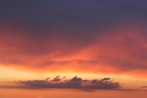 bunte bewölkte Dämmerung schöner Himmel Stadtbild Sonnenuntergang und Sonnenaufgang am Morgen. dramatische Abendnacht am frühen Morgen. Panorama Natur Hintergrundkonzept. Platz für Text kopieren. Weltumwelttag foto