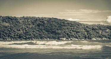 starke wellen praia lopes mendes strand ilha grande insel brasilien. foto