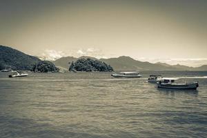 die große tropische insel ilha grande abraao beach brasilien. foto