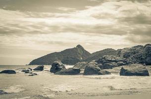 Felsen Wellen Praia Lopes Mendes Strand Ilha Grande Insel Brasilien. foto