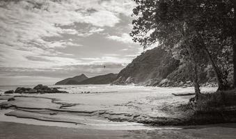 große tropische naturinsel ilha grande santo antonio beach brasilien. foto