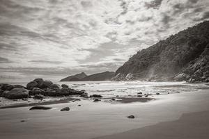 große tropische naturinsel ilha grande santo antonio beach brasilien. foto