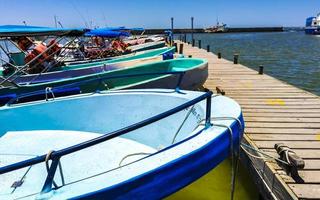 panorama landschaft boote hafen fähren puerto de chiquila mexiko. foto