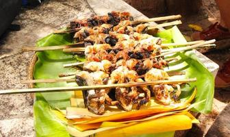 Gegrilltes Frosch-Wildlebensmittel, lokales Essen, asiatisches Straßenessen. Frösche, die mit Gelen bestreut sind, verwenden leichtes, duftendes thailändisches Essen. foto