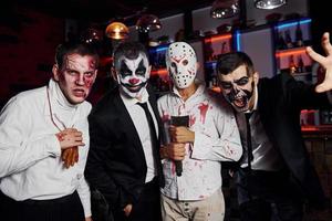 Freunde ist auf der thematischen Halloween-Party in gruseligem Make-up und Kostümen foto