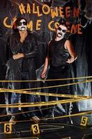 Black-Metal-Fans kommen auf der Motto-Halloween-Party in gruseliger Schminke und Kostümen daher foto
