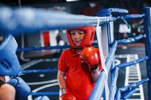 zwei jungen in schutzausrüstung haben sparring und kämpfen auf dem boxring foto