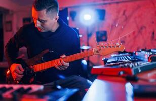 Gitarrist hat drinnen im Studio eine Aufnahmesession foto