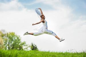 Frau, die sich mit Fitness beschäftigt foto