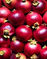 rote farbe geschälte granatapfelfrüchte foto