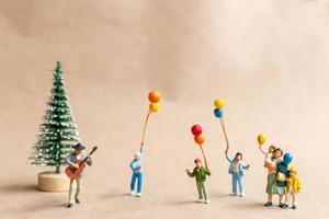 miniaturmusiker mit gitarre im park, weihnachtskonzepte und ein frohes neues jahr foto