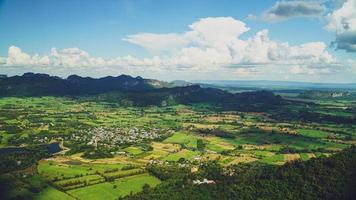 Bild vom höchsten Punkt des Wat Khao Sam Yot. phu pha man bezirk khon kaen provinz mit dem himmel, reisfeldern, bergen rund um die landschaft in thailand. foto