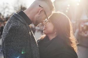 schönes Sonnenlicht. glückliches gemischtrassiges Paar zusammen im Freien in der Stadt foto