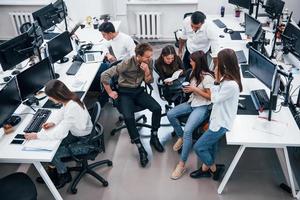 junge geschäftsleute, die im modernen büro zusammenarbeiten foto