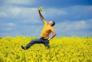 junger Mann mit gelbem Blumenstrauß foto