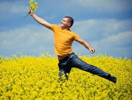 junger Mann mit gelbem Blumenstrauß foto