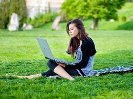 Frau im Sommerpark foto