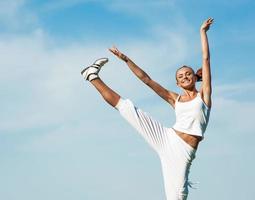 Frau, die sich mit Fitness beschäftigt foto