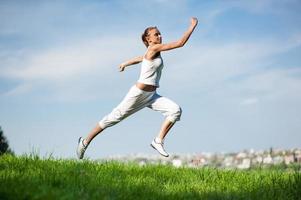 Sportmädchen im Park foto